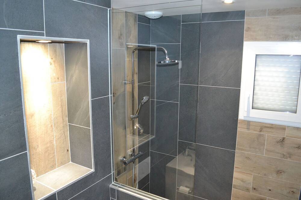 Cottage Les Bulles D'Emeraude con jacuzzi interior privado in Baguer-Pican, Región de Saint-Malo