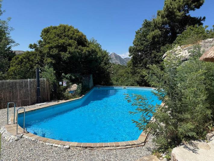 Gîte pour 4 personnes, avec jacuzzi ainsi que jardin et piscine à Berre-les-Alpes