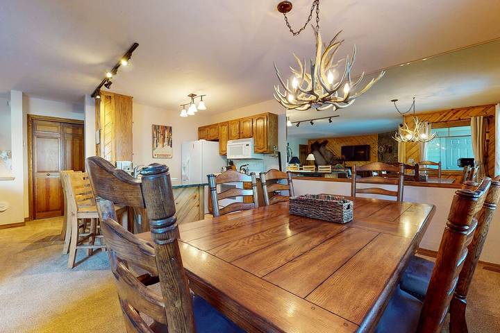Vacation rental for 6 people, with pool and hot tub as well as sauna and yard in Steamboat Springs