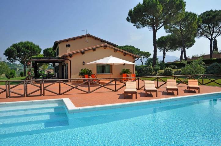 Casa vacanza per 16 persone, con Terrazza e Giardino nonché Piscina e Panorama a Magliano Sabina