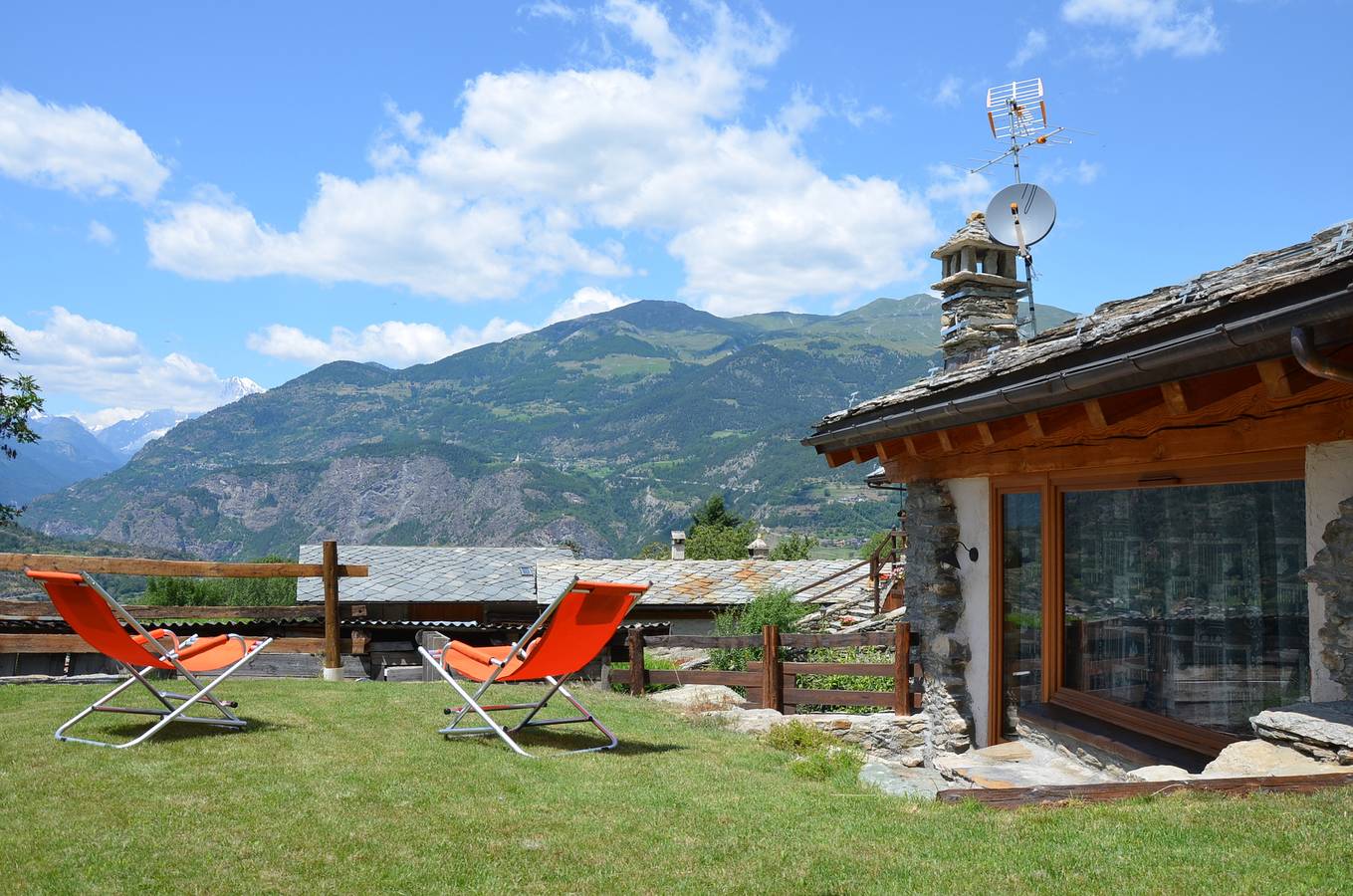 Villa mit Garten und bezauberndem Panorama in Villeneuve, Comune di Villeneuve
