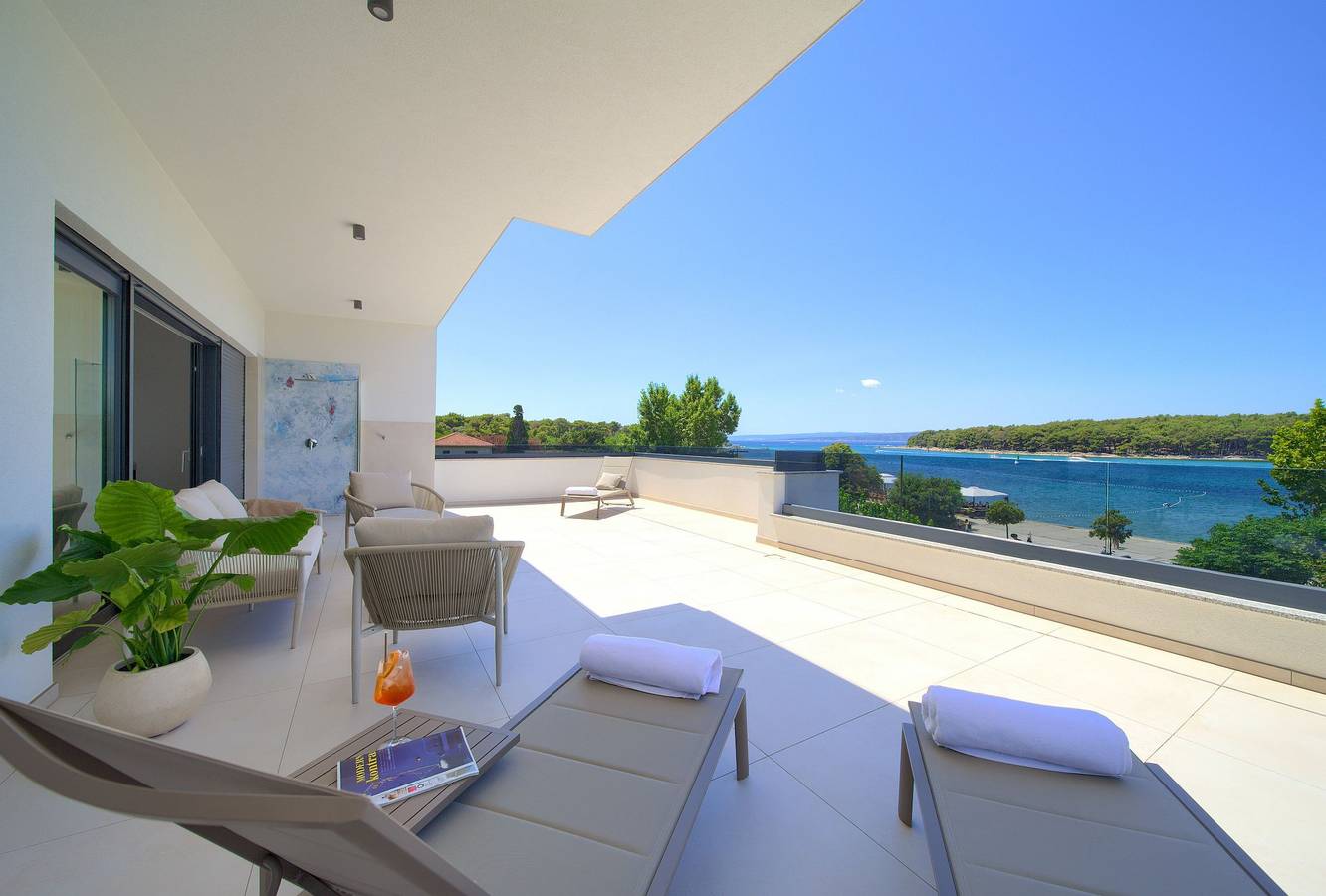 Geräumige Villa mit Meerblick, Terrasse, Küche und Parkplatz – 2,5 km vom Strand entfernt in Punat, Krk