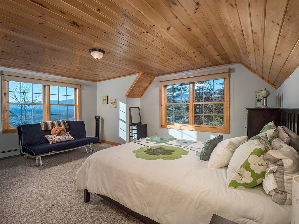 Sunny View Chalet- Minutes to Sunday River- Awesome Mountain Views! in Newry, Sunday River