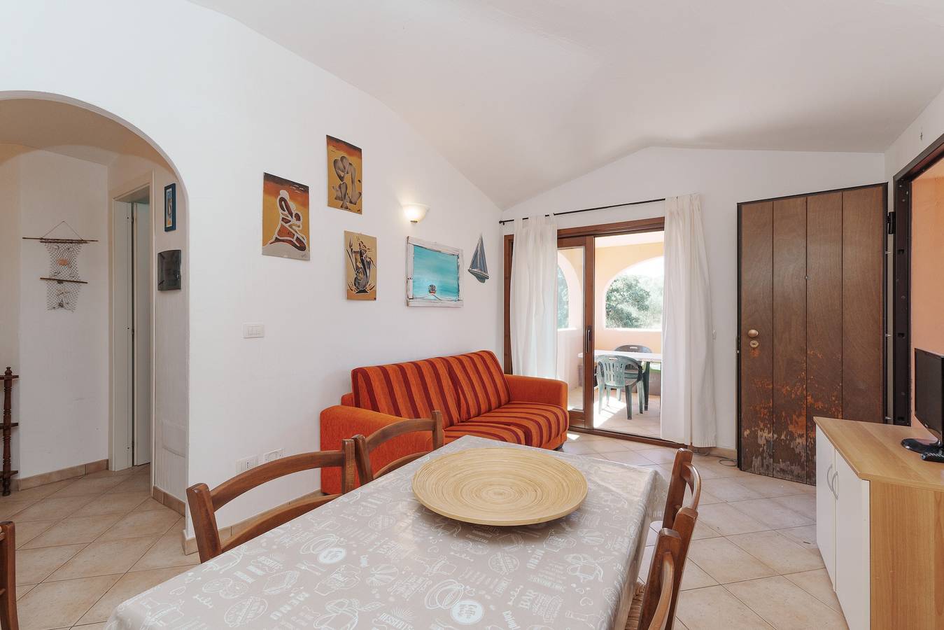 Appartement entier, Appartement « Casa Vacanze Arancia » avec piscine partagée, terrasse privée et climatisation in Maltineddu, Olbia
