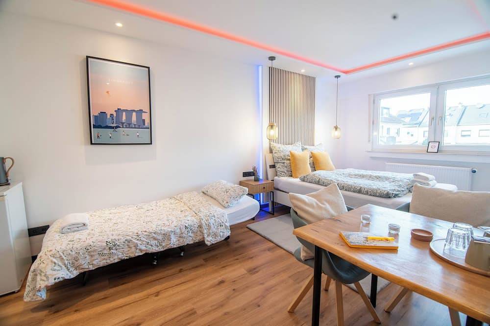 Appartamento intero, Comfort Hub | 3 homestay guest rooms near airport, fair, trade fair, Esa & city in Porz (Köln), Colonia