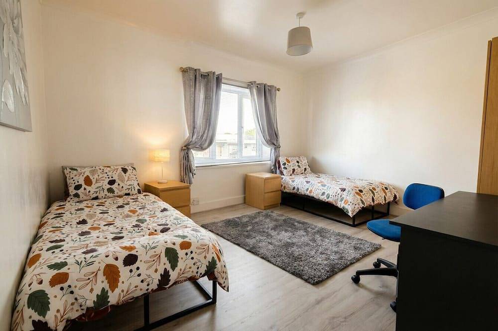 Sleeps 9, pet-friendly, with dedicated workspace and free parking in Gosport, Hampshire