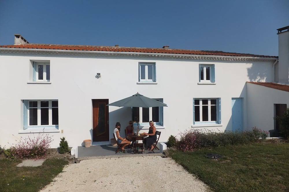 Large House Between Talmont And Mortagne Sur Gironde With Views On Estuary in Chenac-Saint-Seurin-d'Uzet, Saintes region