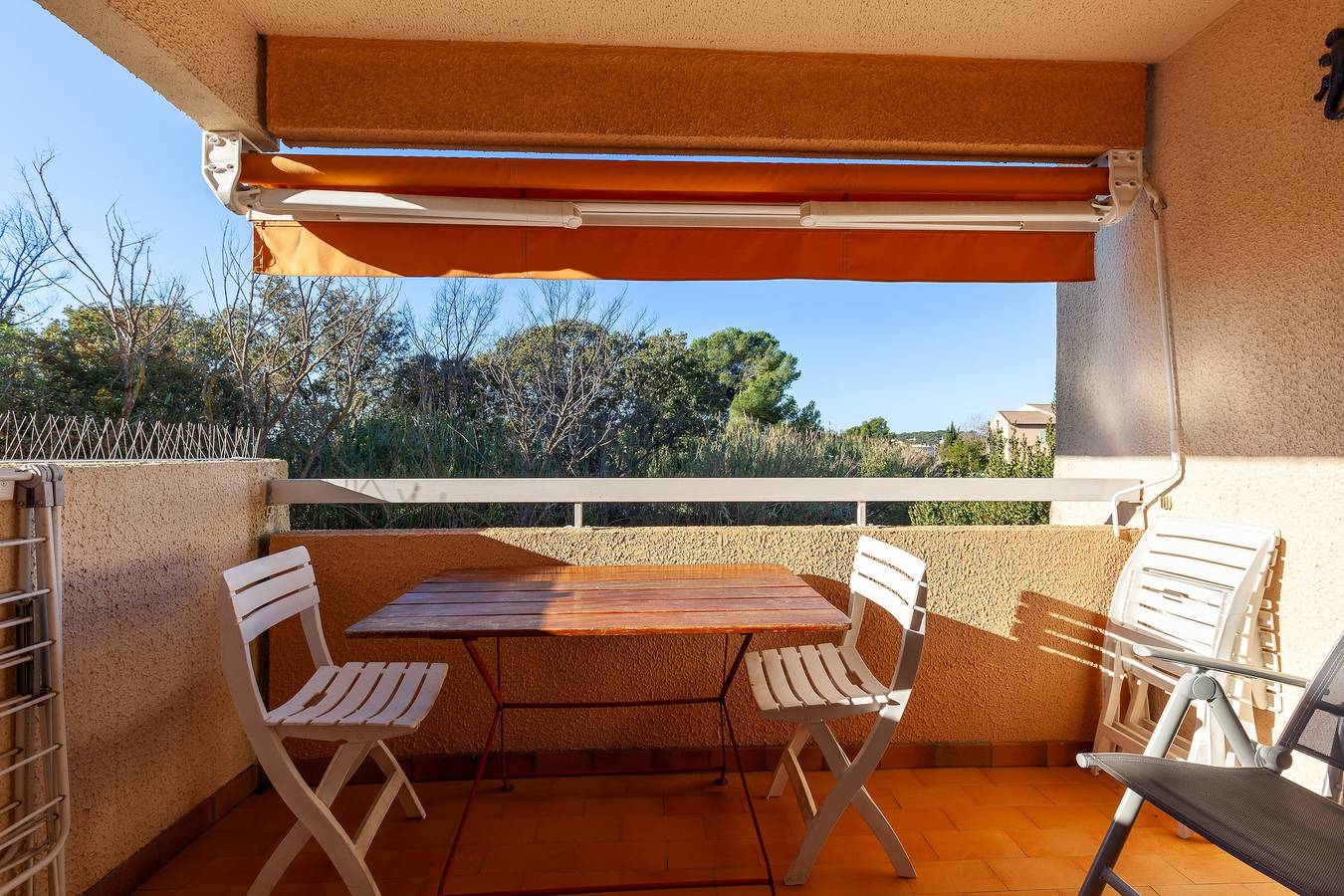 Studio entier, Studio 'Couple 2enfants 2 Velos' avec vue sur montagne, piscine partagée et balcon in Sanary-sur-Mer, Côte méditerranéenne (France)