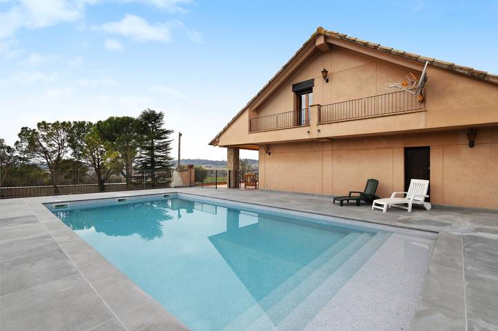 Casa vacanze 'Casanova De Noet' con piscina privata, terrazza privata e Wi-Fi in Avià, Comarques centrals