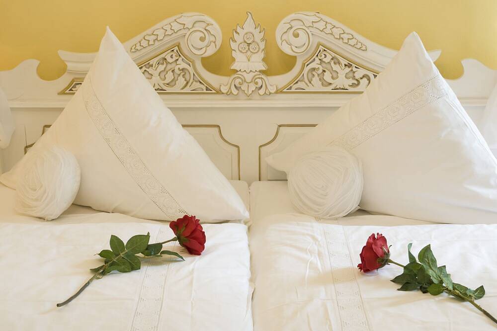 Ganze Wohnung, Komfortzimmer mit Himmelbett und Badewanne im Schlosshotel in Gedern, Wetterau
