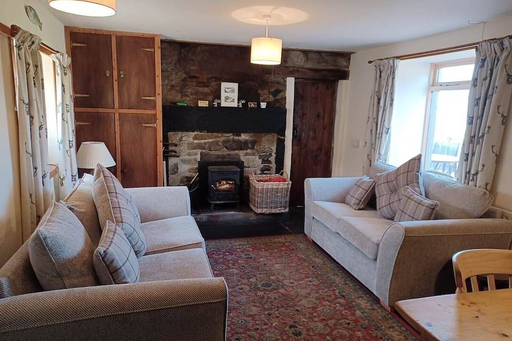 Unique rustic cottage, amazing views of wild places. Family and pet friendly in Highlands