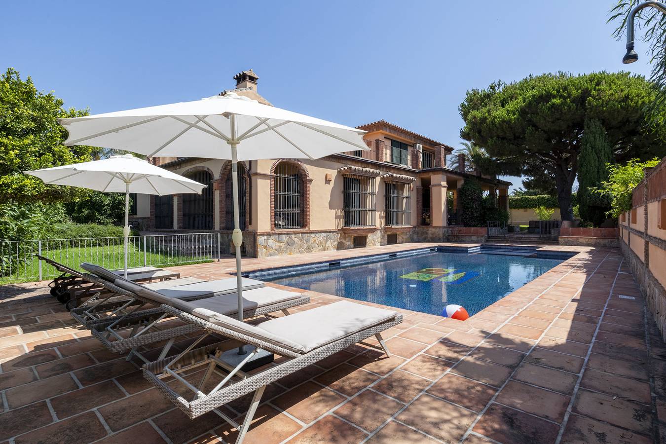 Villa for 16 personer med sjøutsikt in Marbella Øst, Marbella