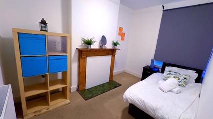 Holiday Rental for 14 People in Walsall, Birmingham Area, Photo 1