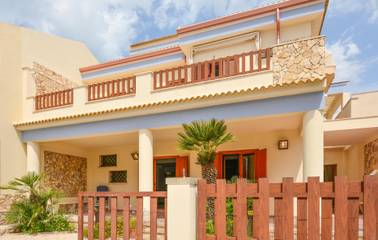 Gîte pour 6 personnes, avec terrasse et jardin à Scoglitti