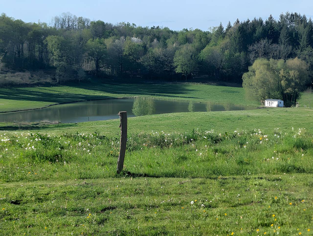 Mobil-home « À l’étang » avec vue sur le lac et jardin privé in Naves, Région de Tulle