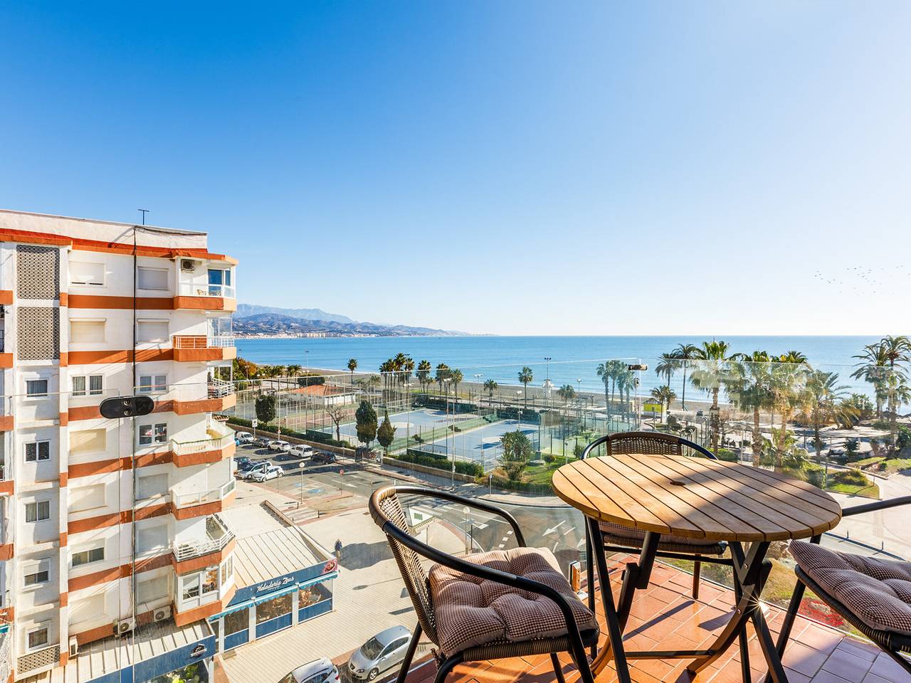 Entire apartment, Charming beachfront apartment in Torre del Mar, 2 bedrooms, air conditioning, pool in Playa de Torre del Mar, Torre del Mar