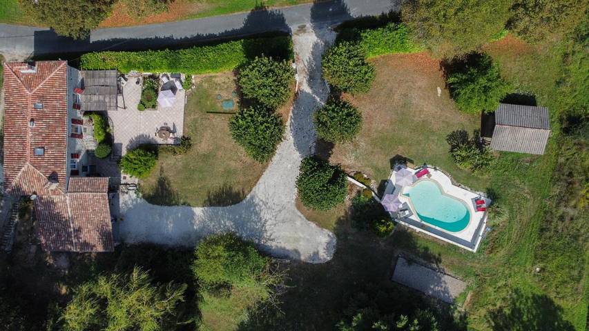 Gîte pour 8 personnes, avec terrasse et piscine à Bajamont