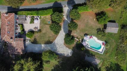 Gîte pour 8 personnes, avec terrasse et piscine à Bajamont