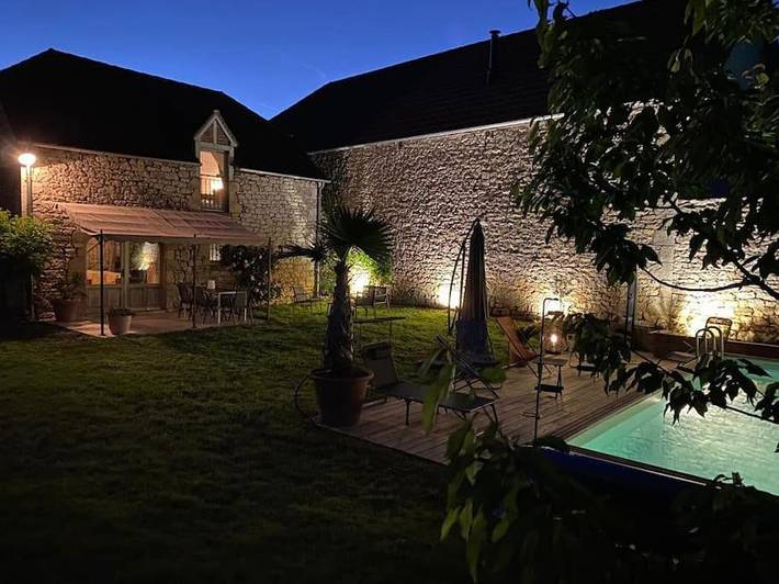 Location de vacances pour 4 personnes, avec vue ainsi que piscine et jardin à Condat (Lot)