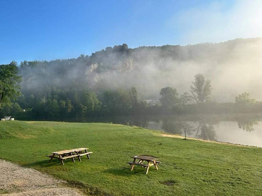 Flower Camping De la Plage - Tent 3 persons - Prêt à camper 16m² 2 bedrooms - without sanitary facilities + terrace 15m² 3 pers in Saint-Cirq-Lapopie, Causses du Quercy Regional Nature Park