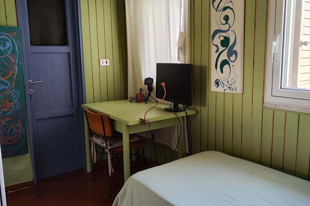 Großer Platz im Freien in der Nähe des Meeres in Fondi, Latina Provinz