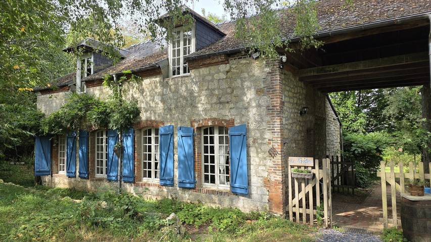 Gîte pour 7 personnes, avec piscine dans Aubenton