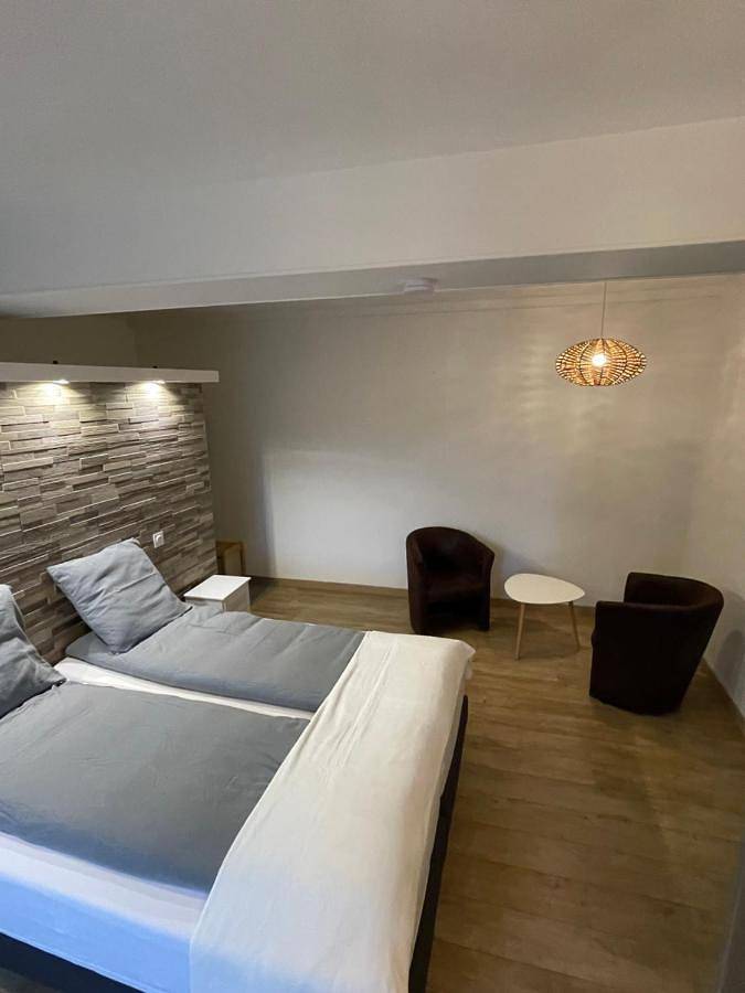 Location de vacances pour 2 personnes, avec terrasse et vue ainsi que jardin et piscine à Saint-Nexans - 4