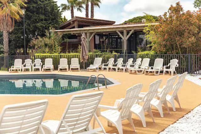 Camping pour 4 personnes, avec bassin pour enfant ainsi que piscine et jardin, animaux acceptés dans Plage de l'Espiguette - 2