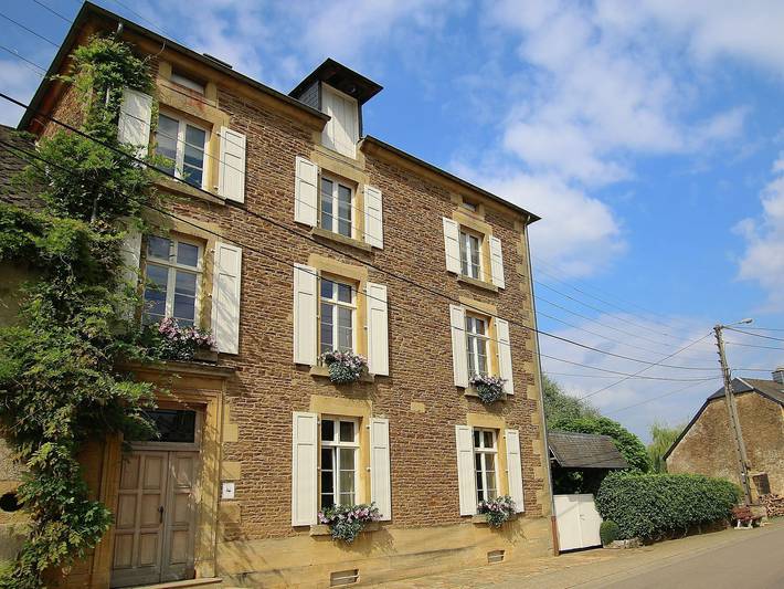 Vacation rental for 8 people, with yard and hot tub, kid friendly in the Luxembourg (Belgium)