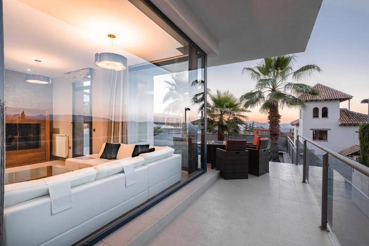 Casa rural para 9 personas, con piscina además de jardín y jacuzzi en La Zubia - 3