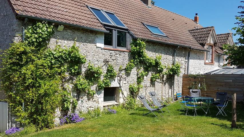 Gîte pour 4 personnes, avec jardin et terrasse à Courbouzon