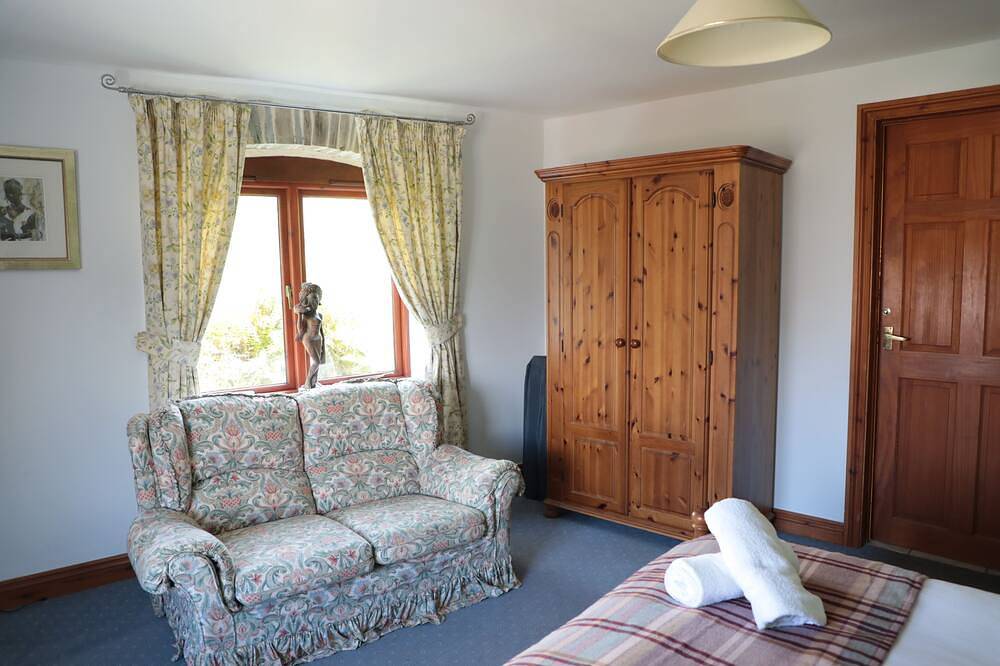Modern 4 bed Cottage In Rural Setting close to beach. 1.5 Acres of shared Garden in Slapton, South Devon