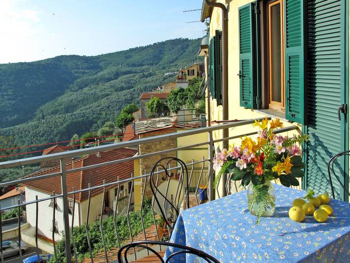 Ferienhaus für 8 Personen, mit Terrasse und Ausblick in Pietrabruna