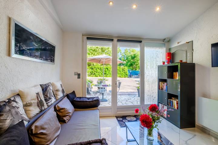 Appartamento intero, Appartamento di vacanza "Lou Paradou" con piscina condivisa, terrazza privata e Wi-Fi in Saint-Cézaire-sur-Siagne, Cannes e dintorni