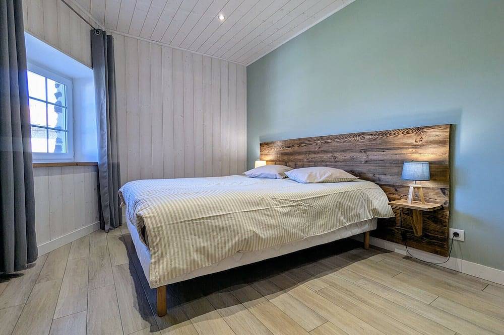 Gîte moderne à Arlempdes: spa, terrasse, grands espaces et visites culturelles in Arlempdes, Haute-Loire
