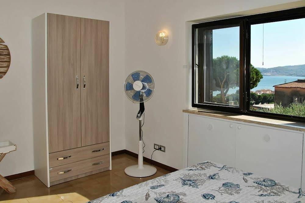 Entire apartment, Nice apartment for 4 guests with Wifi, A/C, Tv, terrace and pets allowed in Formia, Latina Province
