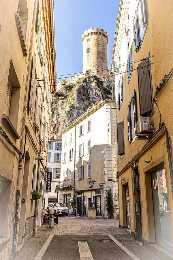 Apartamento entero, Five-Bedroom House in Foix, Ariège