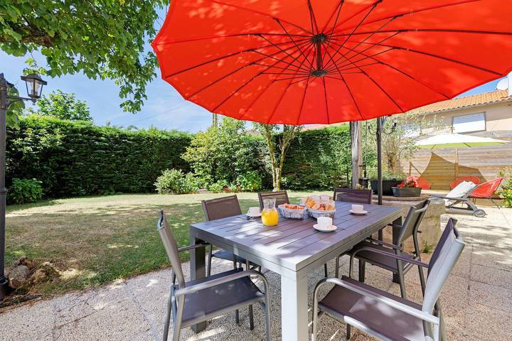 Les Carmes Guest Room: “Lorette” Family Room for 4 with Shared Garden and Wi-Fi in La Flocellière, Fontenay-le-Comte