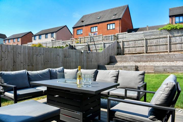 Stylish Family Home with Garden & Free Parking - Pass the Keys in Cardiff, Cardiff region
