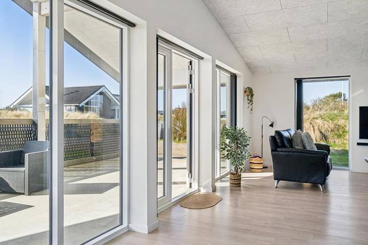 Gemütliches und modernes Ferienhaus zwischen Meer und Fjord in Nørre Lyngvig, Hvide Sande