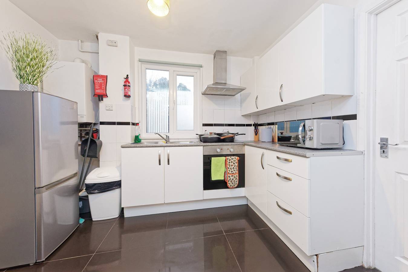 House Sleeps 14 with Enclosed Garden in Kent