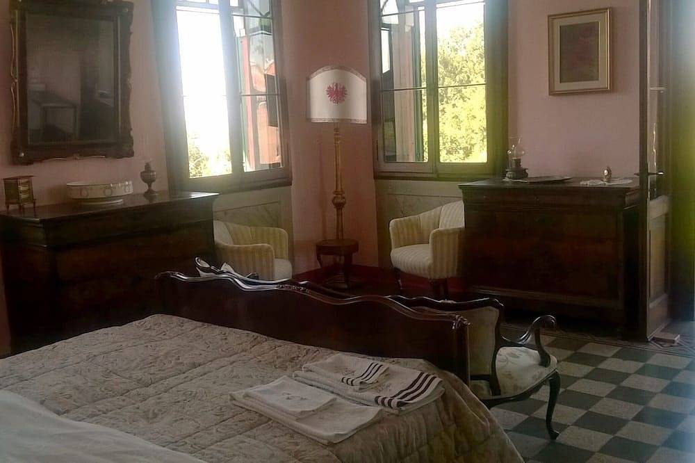 Ganze Wohnung, Panorama-Apartment in einem eleganten venezianischen Gebäude aus dem 20. Jahrhundert, privater Garten in Lido di Venezia, Venedig