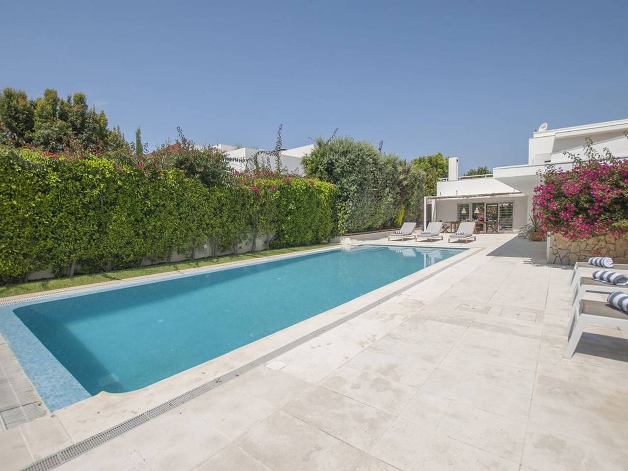 Contemporary Lisbon Coast Villa | 4 Bedrooms | Villa Gemeo Dois | Quiet Location & Private Swimming Pool | Sesimbra in Praia do Meco, Sesimbra (Castelo)
