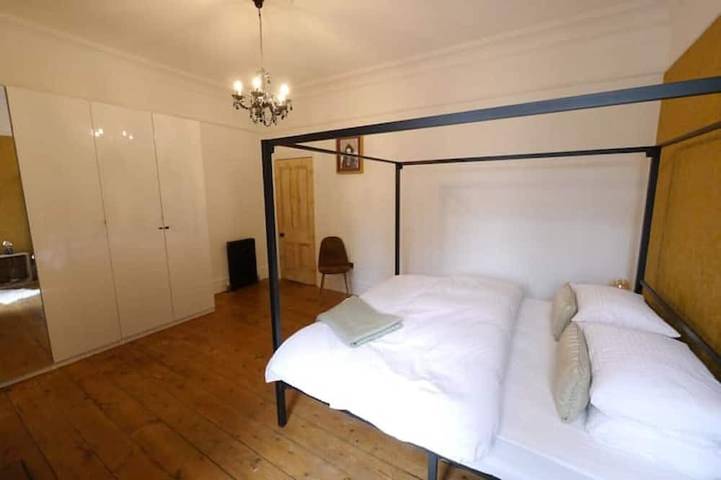 Ganze Wohnung, Trendy quirky ground floor Victorian garden flat in Worthing, West Sussex