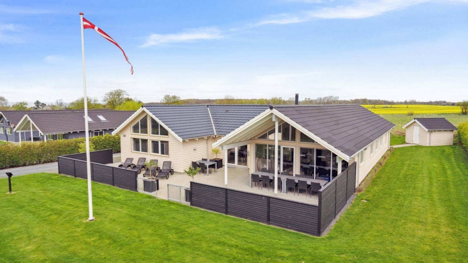 Large pool house No. 315 near beach on Funen. Rent it here. in Skåstrup Strand, Little Belt