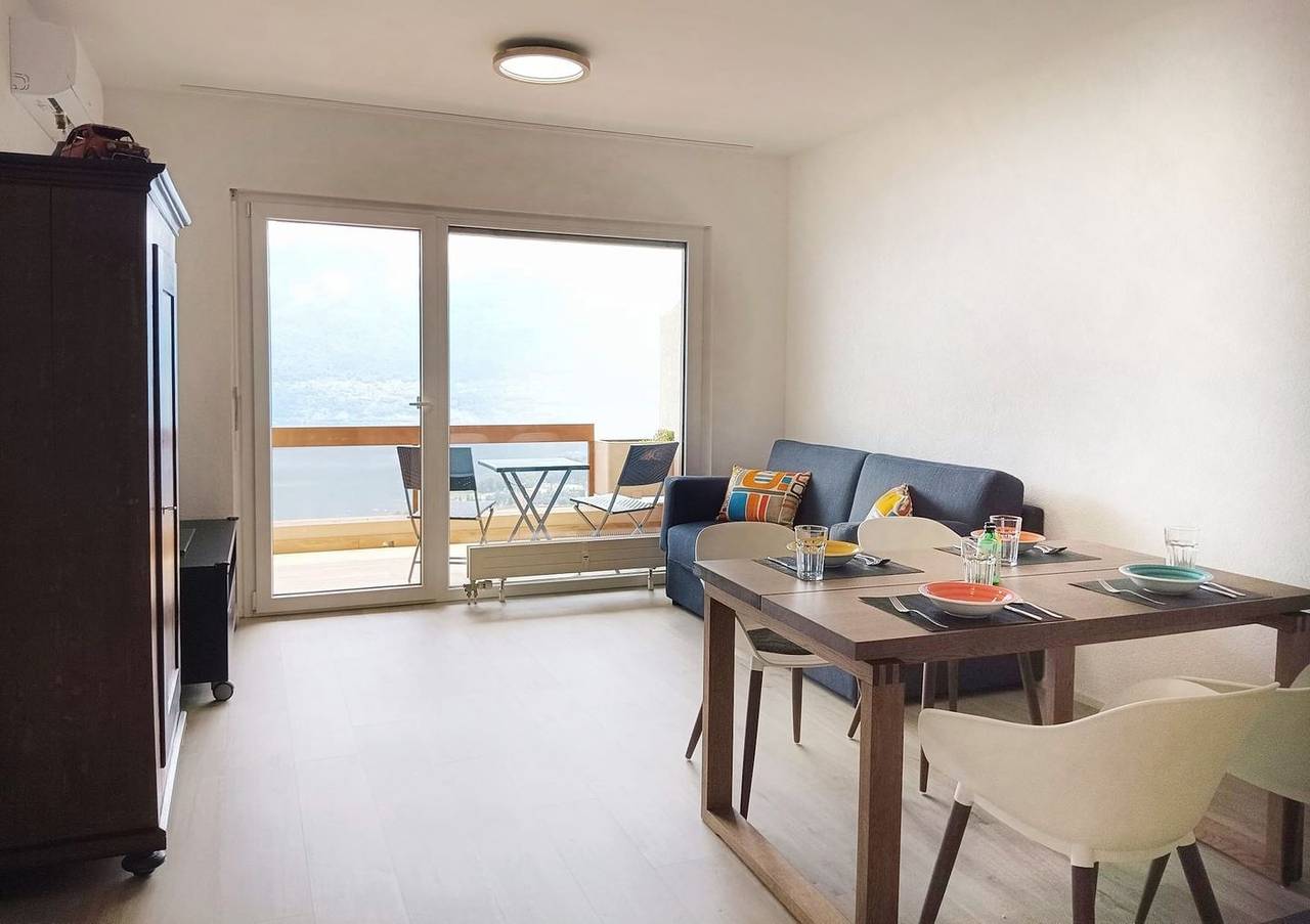 Ganze Wohnung, Frisch renoviertes Studio im obersten Stock. in Orselina, Tessiner Alpen