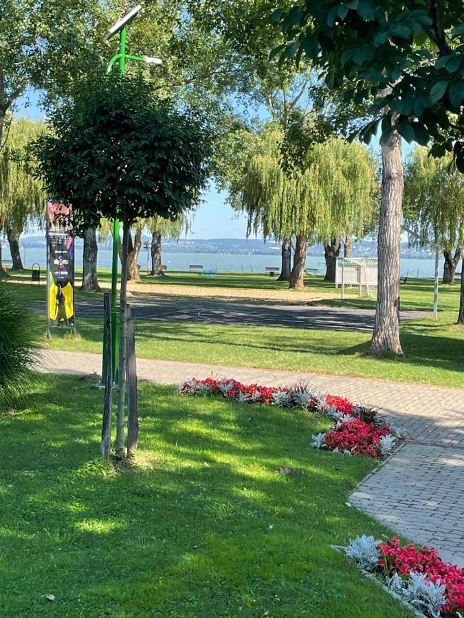 Ferienwohnung für 8 Personen, mit Terrasse und Garten sowie Pool und Sauna in Balatonbereny