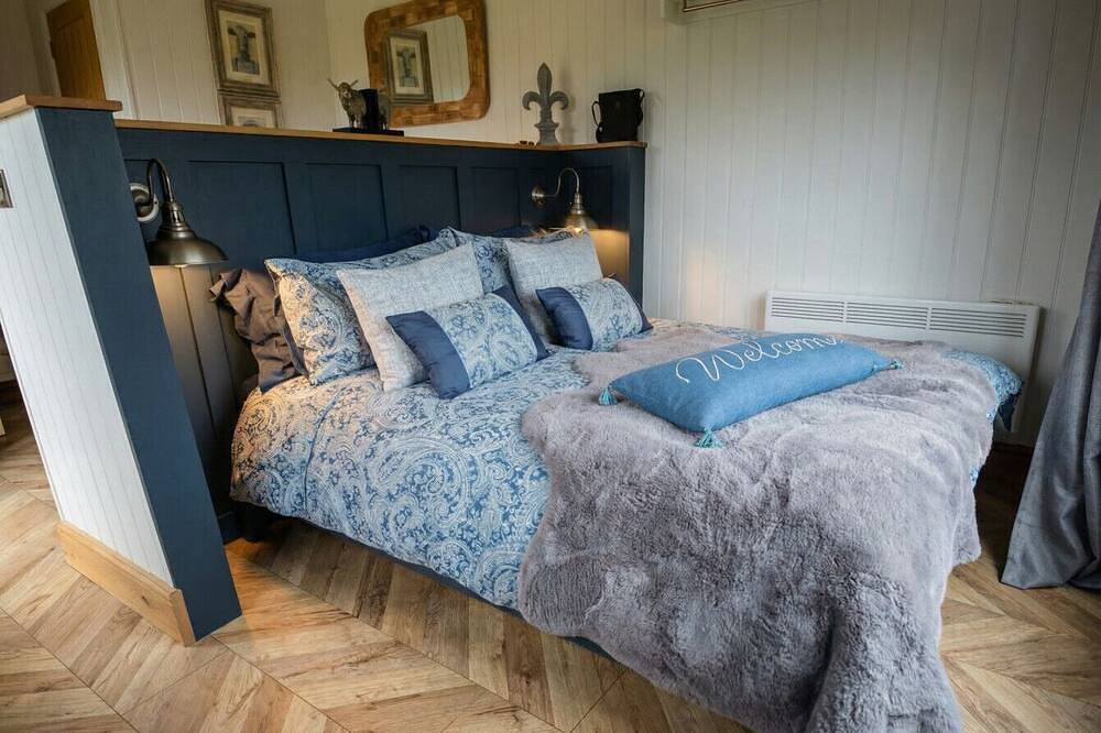 Secluded glamping with fireplace, fire pit and farmyard views in Staffordshire