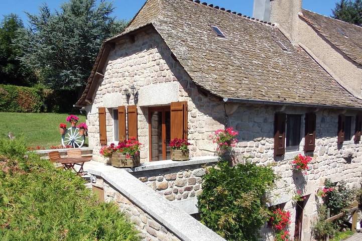Location de vacances pour 4 personnes, avec terrasse et jardin à Sainte-Colombe-de-Peyre
