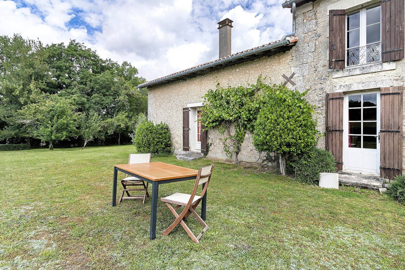 Maison de campagne « La Tuilerie » avec piscine privée et jardin privé in Vanxains, Périgord Vert